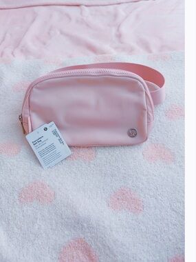 lululemon Everywhere Belt Bag - Flush Pink